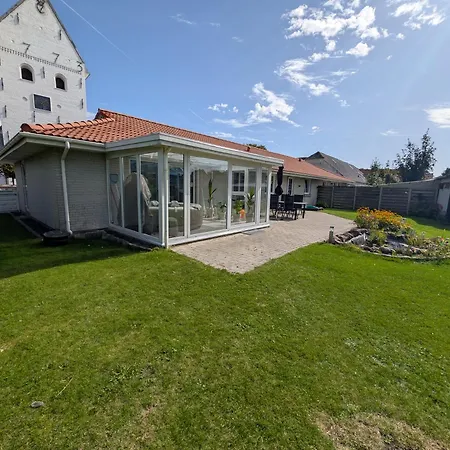 Garden & Jacuzzi Oasis *